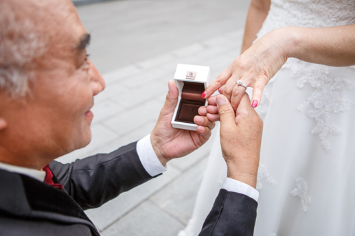 一组迟到45年的返校照,三对女生老人毕业用D货代金婚图片
