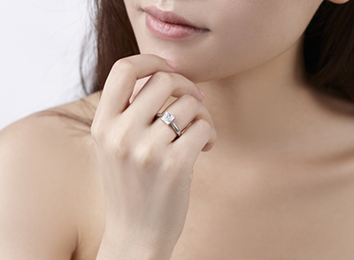 伟德bv1946官网-旅客乘车时遗失钻戒 乘警退乘后在广州南站的股道寻回