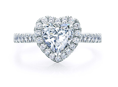 订婚钻戒多少钱?如何在珠宝店里选择比较好?_品牌钻石价格表