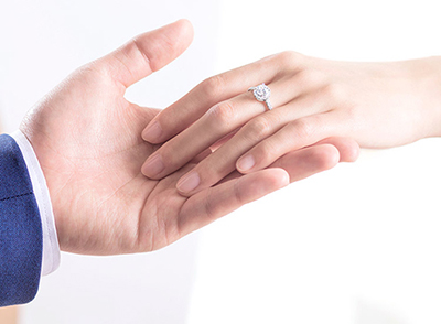 订婚戒指戴哪个手指_女生订婚戒指戴哪只手-D