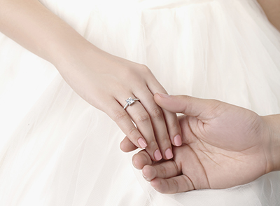 翡翠订婚戒指品牌 售后服务选择一个好的戒指品牌