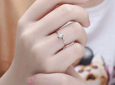 翡翠女人戒指的戴法及意义 Darry Ring不仅是一枚真爱的浪漫钻戒