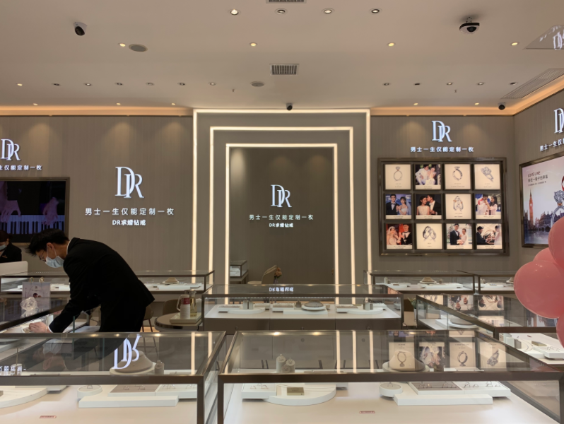 介绍楚河汉街,位于湖北省武汉市,主体采用民国建筑风格,是中国具有建