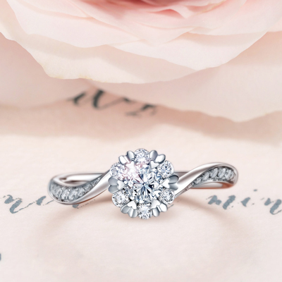 伟德bv1946官网-王冠夫妇首度合体撒糖？早前埋下的情谊细节你发现几个？