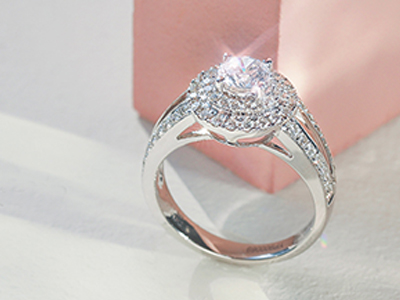 伟德bv1946官网-章若楠抹胸黑裙钻饰项链复古盘发仙气十足！