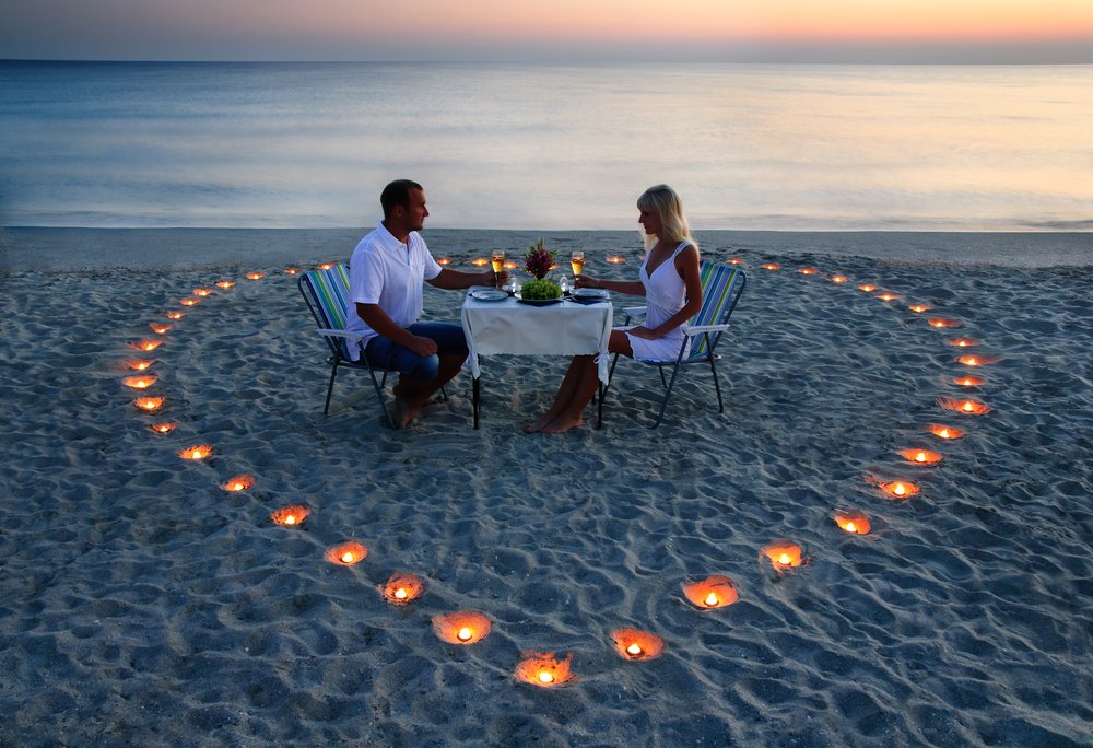 romantic way to propose on the beach - dinner proposal