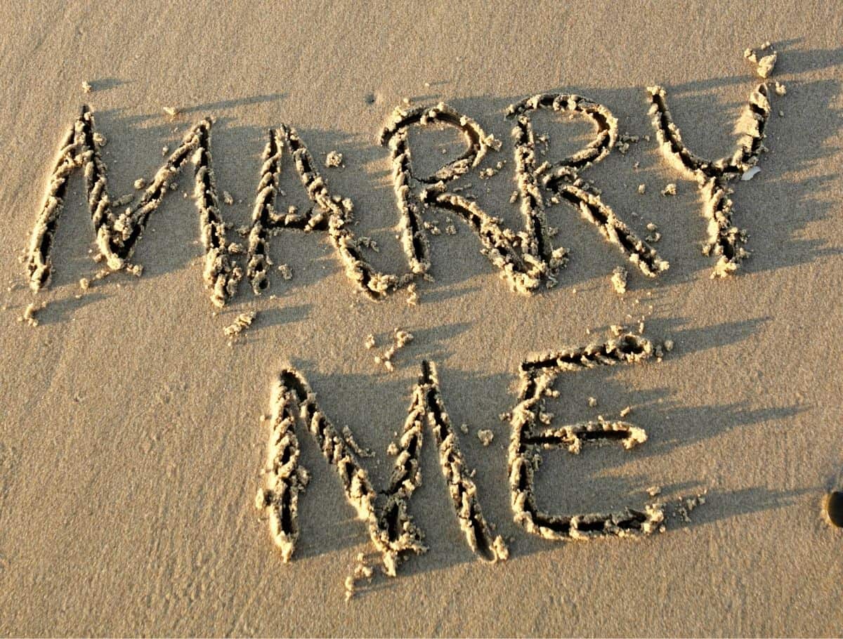 ways to propose on the beach - write it in the sand
