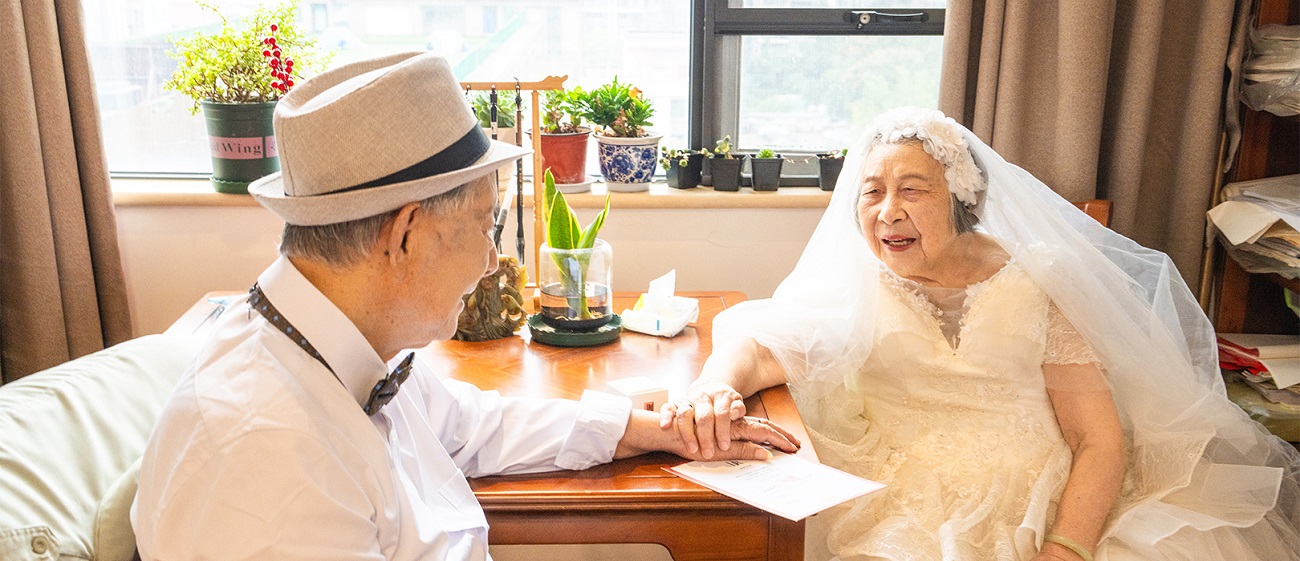 Dihua and Fubin in Wedding Attire